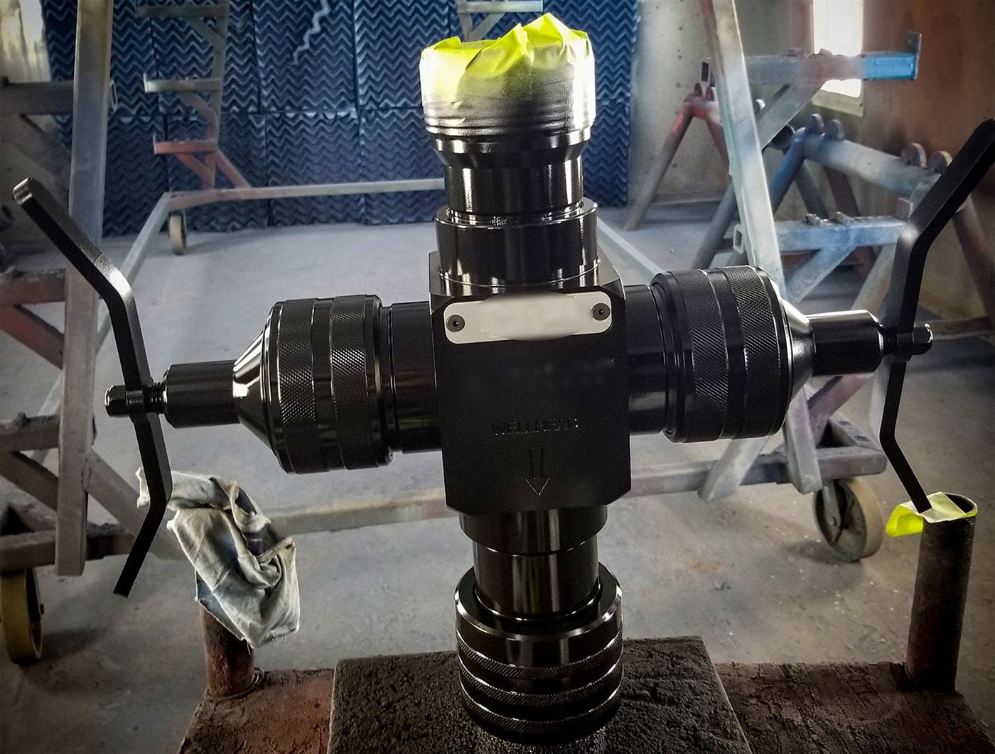 Single manual wireline valve (BOP) with equalizing valve, in the workshop